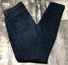 Load image into Gallery viewer, Joe’s dark blue mid rise skinny jeans - Hers size 26

