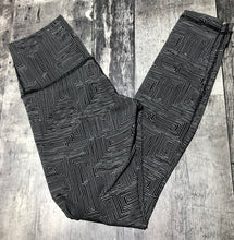 Load image into Gallery viewer, lululemon black/white high rise leggings - Hers size 6
