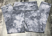 Load image into Gallery viewer, lululemon grey/light grey capri leggings - Hers size 4
