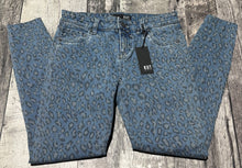 Load image into Gallery viewer, K.U.T blue mid rise cropped jeans - Hers size 2
