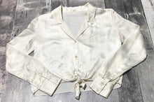 Load image into Gallery viewer, Wilfred off white satin crop button up blouse - Hers size XXS
