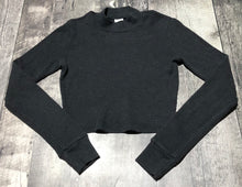 Load image into Gallery viewer, TNA black long sleeve crop top - Hers size XS
