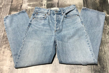 Load image into Gallery viewer, Denim Forum light blue ripped high rise loose jeans - Hers size 24
