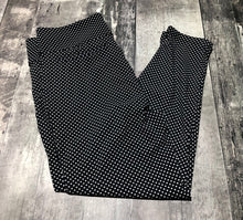 Load image into Gallery viewer, lululemon black/white mid rise trousers - Hers size 10
