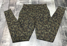 Load image into Gallery viewer, lululemon black/green leggings - Hers size 6
