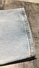 Load image into Gallery viewer, Denim Forum light blue high rise straight leg - Hers size 25
