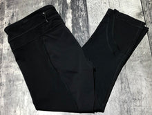 Load image into Gallery viewer, lululemon black capri leggings - Hers size 8
