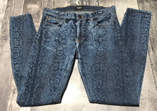 Load image into Gallery viewer, Hudson blue/dark blue mid rise skinny jeans - Hers size 29
