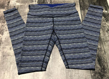 Load image into Gallery viewer, lululemon dark blue/white mid rise leggings - Hers size 6
