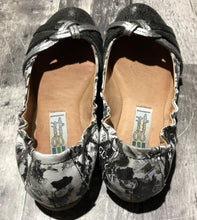Load image into Gallery viewer, Arnold Churgin white/grey flats - Hers size 35
