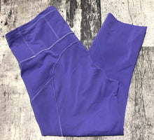 Load image into Gallery viewer, lululemon purple cropped leggings - Hers size 8
