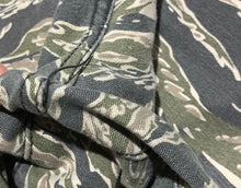 Load image into Gallery viewer, TNA green/grey/cream sweatpants - Hers size 6
