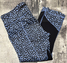 Load image into Gallery viewer, lululemon blue/black cropped leggings - Hers size 10
