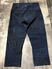 Load image into Gallery viewer, lululemon navy blue capri leggings - Hers size 4

