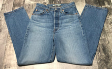 Load image into Gallery viewer, Levis blue high rise ribcage straight jeans - Hers size 25
