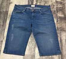 Load image into Gallery viewer, Hudson blue low rise knee short - Hers size 29
