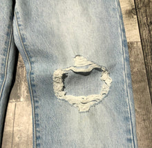 Load image into Gallery viewer, Levi’s light blue mid rise straight leg ripped jeans - Hers size 27
