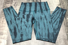 Load image into Gallery viewer, lululemon blue/navy leggings - Hers size 4
