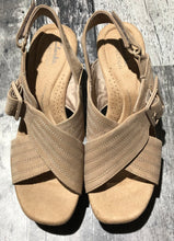 Load image into Gallery viewer, Clarks beige heel sandal - Hers size 7
