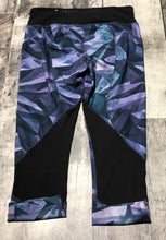 Load image into Gallery viewer, lululemon black/purple crop leggings - Hers size 6
