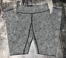 Load image into Gallery viewer, lululemon white/black low rise leggings - Hers size 2
