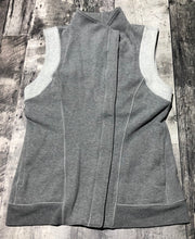 Load image into Gallery viewer, lululemon grey/white light zip up  vest - Hers size 8
