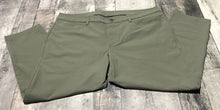 Load image into Gallery viewer, lululemon green cropped pants - His size 38
