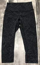 Load image into Gallery viewer, lululemon black/grey cropped leggings - Hers size 4
