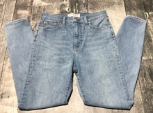 Load image into Gallery viewer, Denim Forum blue high rise skinny jeans - Hers size 28
