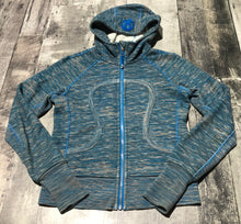 Load image into Gallery viewer, lululemon blue/grey light jacket - Hers size 6
