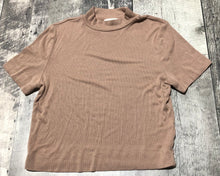 Load image into Gallery viewer, Babaton light brown crop top - Hers size M
