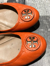 Load image into Gallery viewer, Tory Burch orange flats - Hers size 7.5
