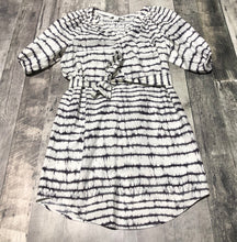 Load image into Gallery viewer, Diane von Furstenberg white/grey dress - Hers size 4
