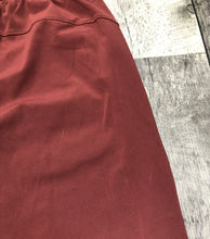 Load image into Gallery viewer, lululemon burgundy pants - Hers size 4
