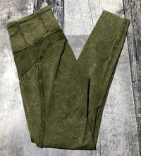 Load image into Gallery viewer, lululemon green mid rise leggings - Hers size 4
