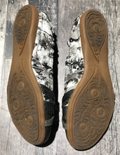 Load image into Gallery viewer, Arnold Churgin white/grey flats - Hers size 35
