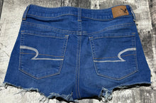 Load image into Gallery viewer, American Eagle blue mid rise denim shorts - Hers size 6
