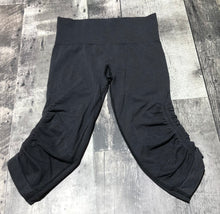 Load image into Gallery viewer, lululemon dark grey capris leggings - Hers size 4
