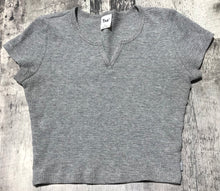 Load image into Gallery viewer, TNA grey crop tshirt - Hers size XS
