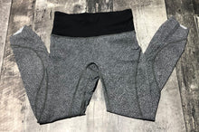 Load image into Gallery viewer, lululemon black/light grey cropped leggings - Hers size 4
