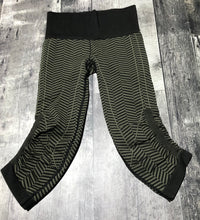 Load image into Gallery viewer, lululemon black/green capri - Hers size 2
