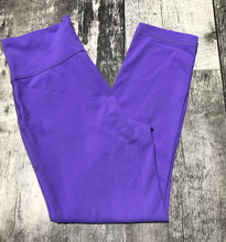 Load image into Gallery viewer, lululemon purple crop leggings - Her size 6
