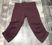 Load image into Gallery viewer, lululemon burgundy capri leggings - Hers size 6
