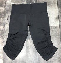 Load image into Gallery viewer, lululemon dark grey capri leggings - Hers size 6
