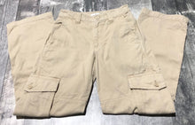 Load image into Gallery viewer, TNA khaki high rise cargo jeans - Hers size 00
