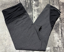 Load image into Gallery viewer, lululemon grey/black capris -Hers size 8
