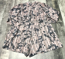 Load image into Gallery viewer, Tiny light pink/grey long sleeve romper - Hers size S
