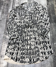 Load image into Gallery viewer, GAP cream/black long sleeve - Hers size M
