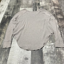 Load image into Gallery viewer, TNA grey shirt - Hers size XXS
