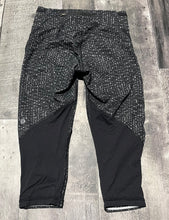 Load image into Gallery viewer, lululemon black/grey capris - Hers size 4

